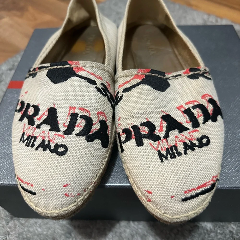 PRADA - Picture 5 of 8